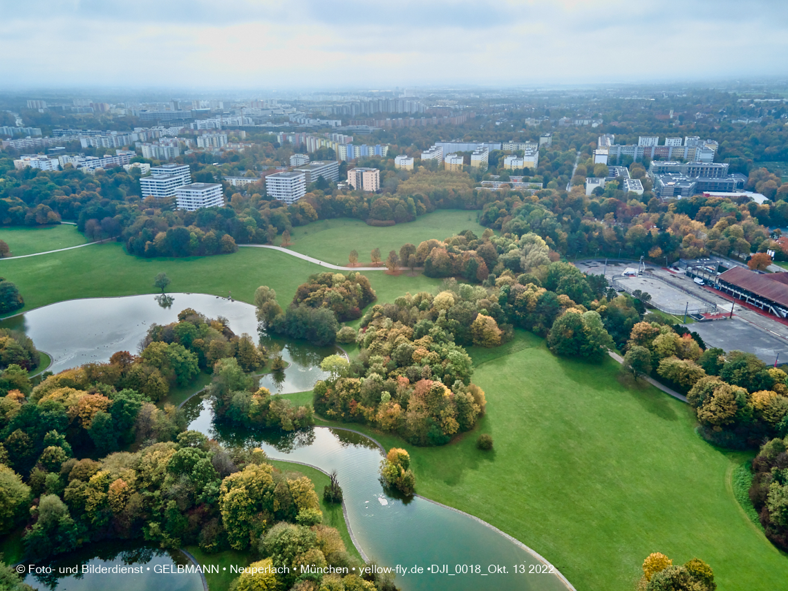 13.10.2022 - Der Ostpark mit See und Biergarten in Neuperlach 13.10.2022 - Der Ostpark mit See und Biergarten in Neuperlach